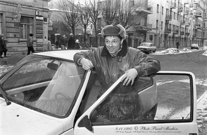 Игорь Скляр на улице Рубинштейна. 1995. Фото Павел Маркин