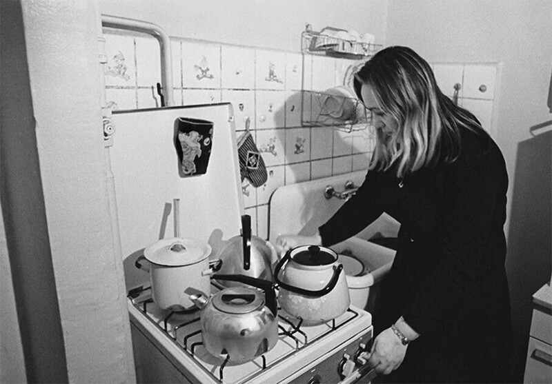 Интересно, почему в 70-е гг. в доме главного режиссера театра "Современник" Галины Волчек суп варили в одной кастрюльке, а чай кипятили в трех чайниках?