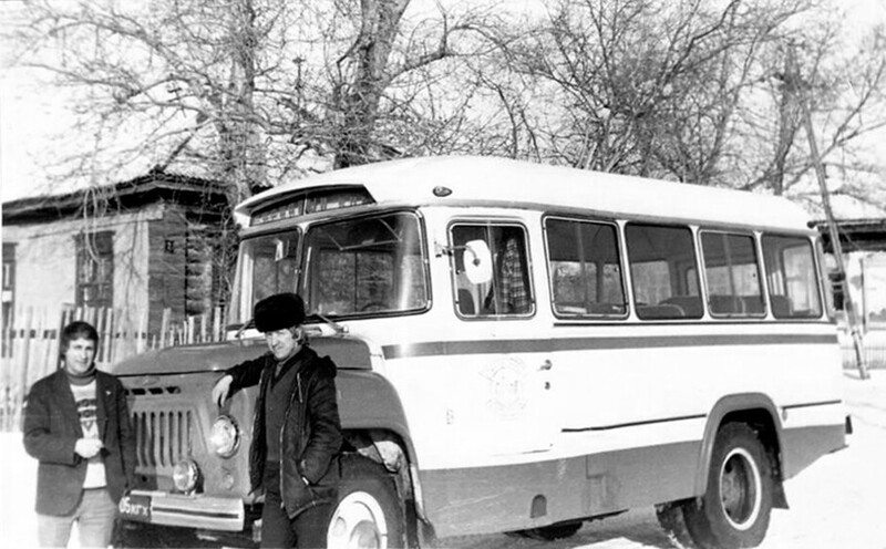 Два стильных парня на фоне популярного в СССР автобуса среднего класса КАвЗ-685.
