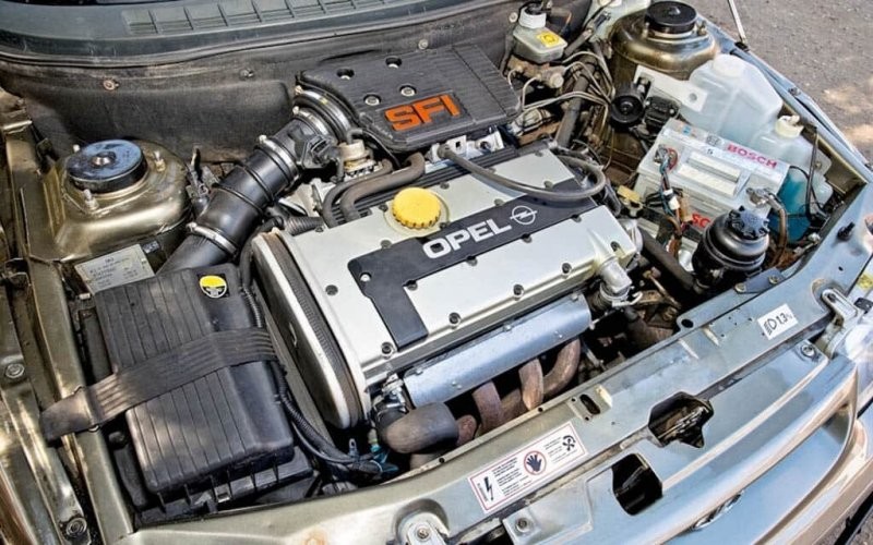 Двухлитровый мотор Opel C20XE в подкапотном пространстве «десятого» семейства