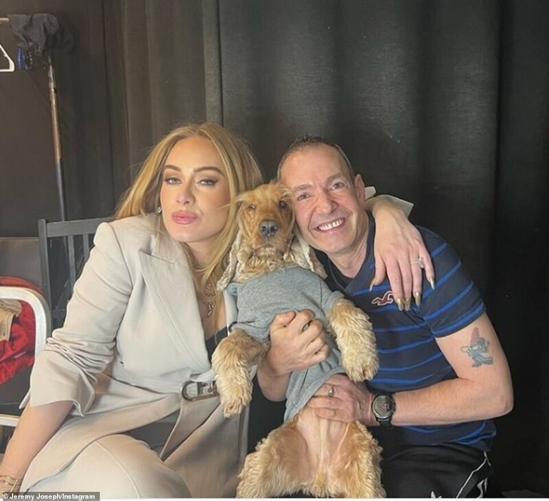Адель на фото с Джереми Джозефом, владельцем клуба, и его любимой собакой