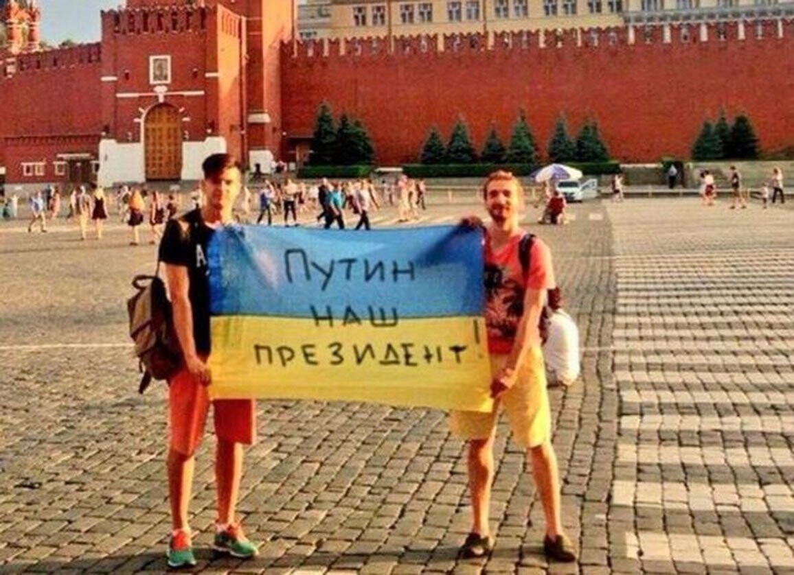 Хорошо на украинском. Хохлы в Москве. Хохлы молятся на Путина. Украинцы в Москве.