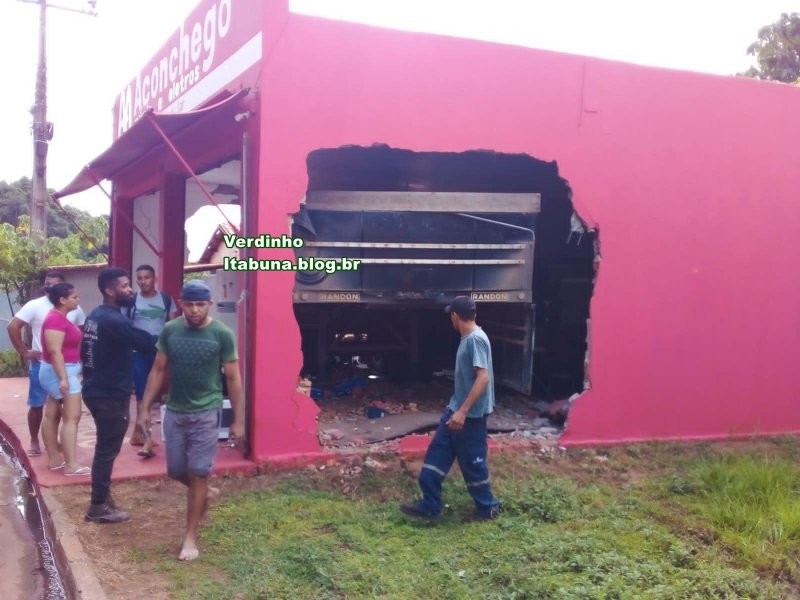 «Сбежавший» прицеп грузовика скатился вниз по улице и разрушил магазин в Бразилии