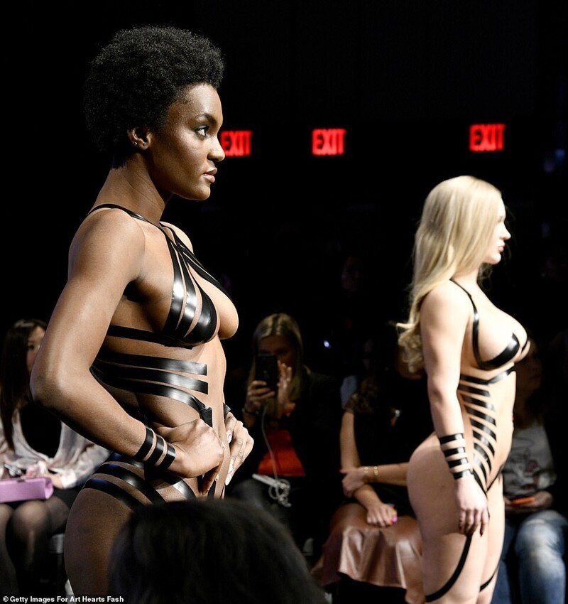 В Нью-Йорке модели вышли на подиум в клейкой ленте