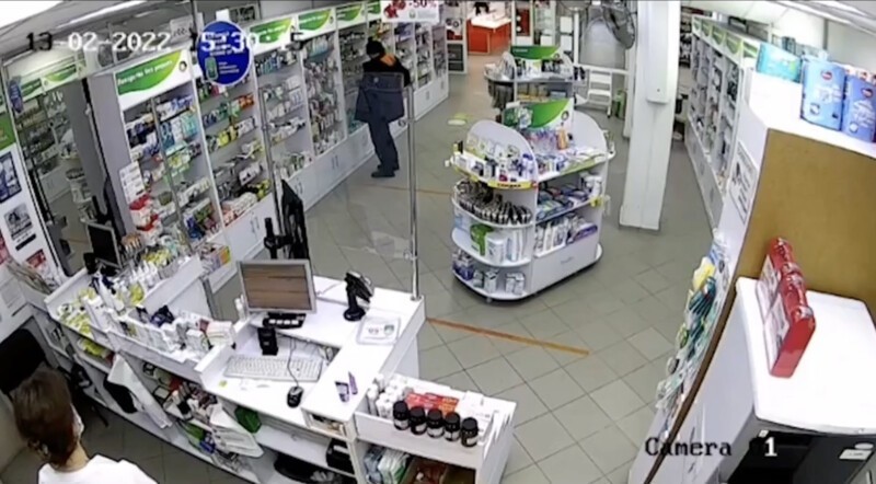 "Вылечить авитаминоз": грабитель украл в аптеке БАДы
