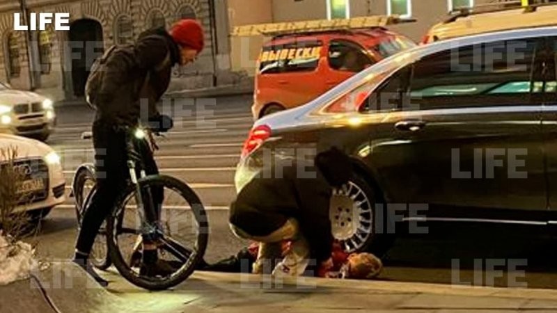 Знаменитого блогера Даню Милохина сбил велосипедист в центре Москвы