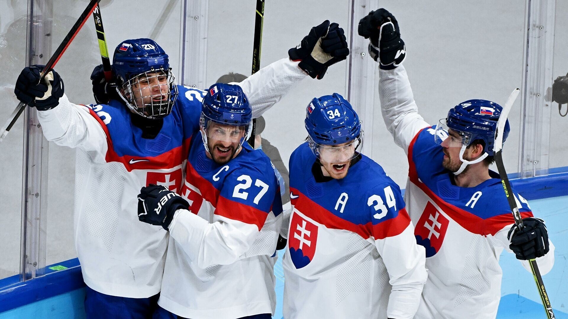 Хоккей результат полуфиналов. Сборная США по хоккею с шайбой хоккеисты США. Хоккей сборная Швеции побеждает сборную Словакии. Команда Словакии по хоккею на Олимпиаде 2022.