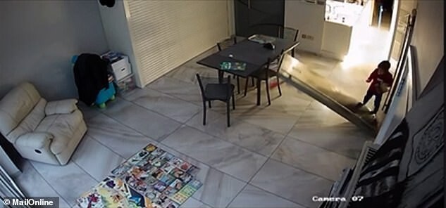 Видео: оторвавшаяся от холодильника дверца чудом не пришибла ребёнка