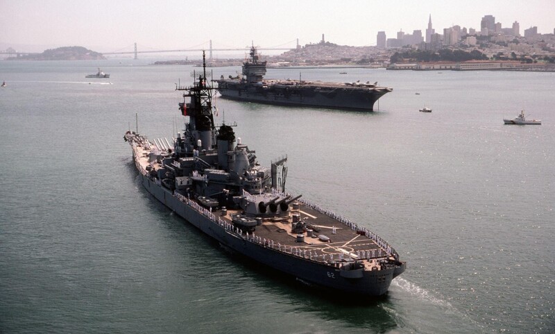 Американский линкор USS New Jersey (BB-62) и атомный авианосец USS Enterprise (CVN-65) в Сан-Франциско, 14 августа 1985 года