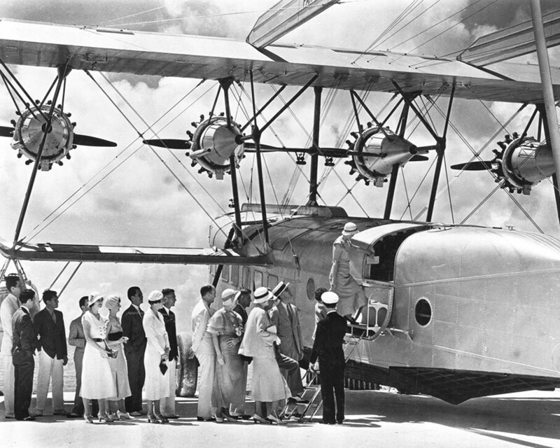 Состоятельные пассажиры садятся в самолёт Sikorsky S-40. США, 1932 год