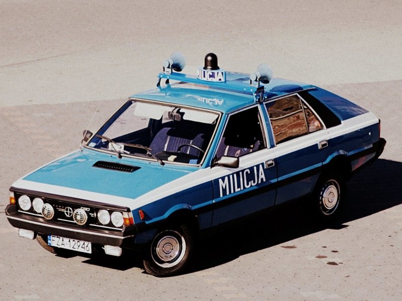 Жители Польши наблюдали Polonez исключительно в качестве автомобиля милиции или руководящего аппарата