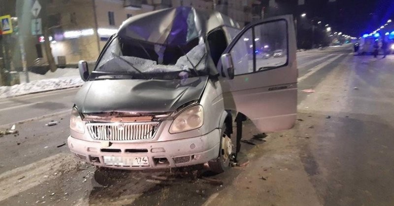 ДТП с автомобилем скорой помощи в Челябинске: пациент влетел в лобовое стекло "ГАЗели"