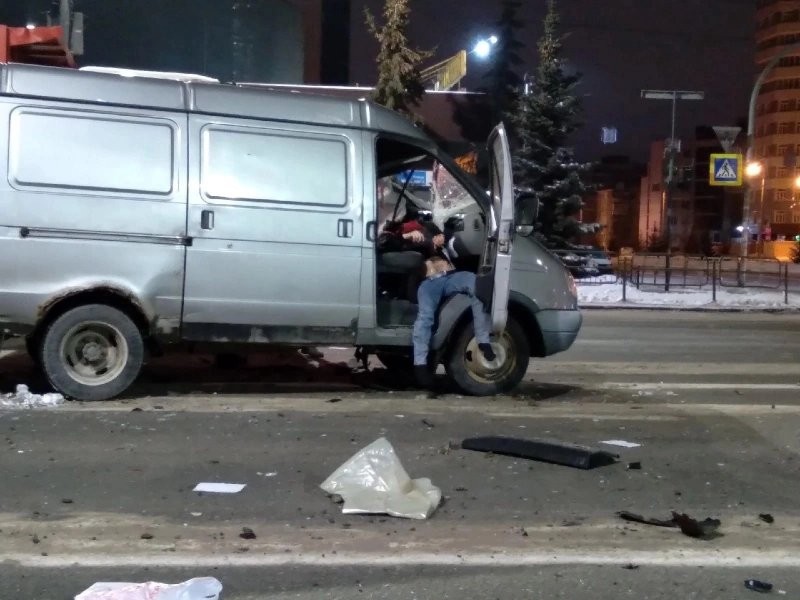 ДТП с автомобилем скорой помощи в Челябинске: пациент влетел в лобовое стекло "ГАЗели"