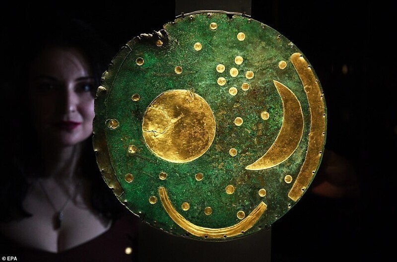 Небесный диск Небры возрастом 3600 лет. Найден в Германии в 1999 году. На диске изображены Луна, Солнце, солнцестояние и звезды