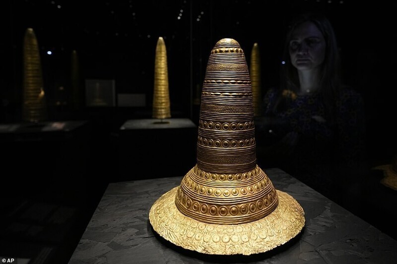 Древние головные уборы: золотая шляпа из Шифферштадта (Германия) и золотой конус из Авантона (Франция)