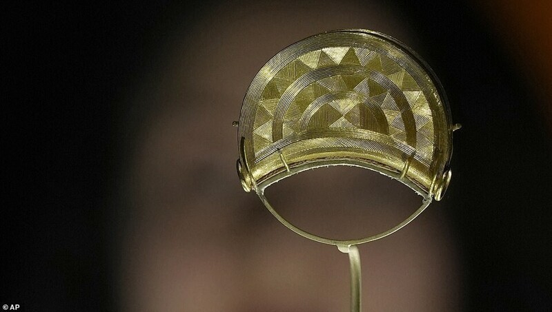 Золотая брошь из Шропшира, Англия, датируемая 1000 годом до нашей эры