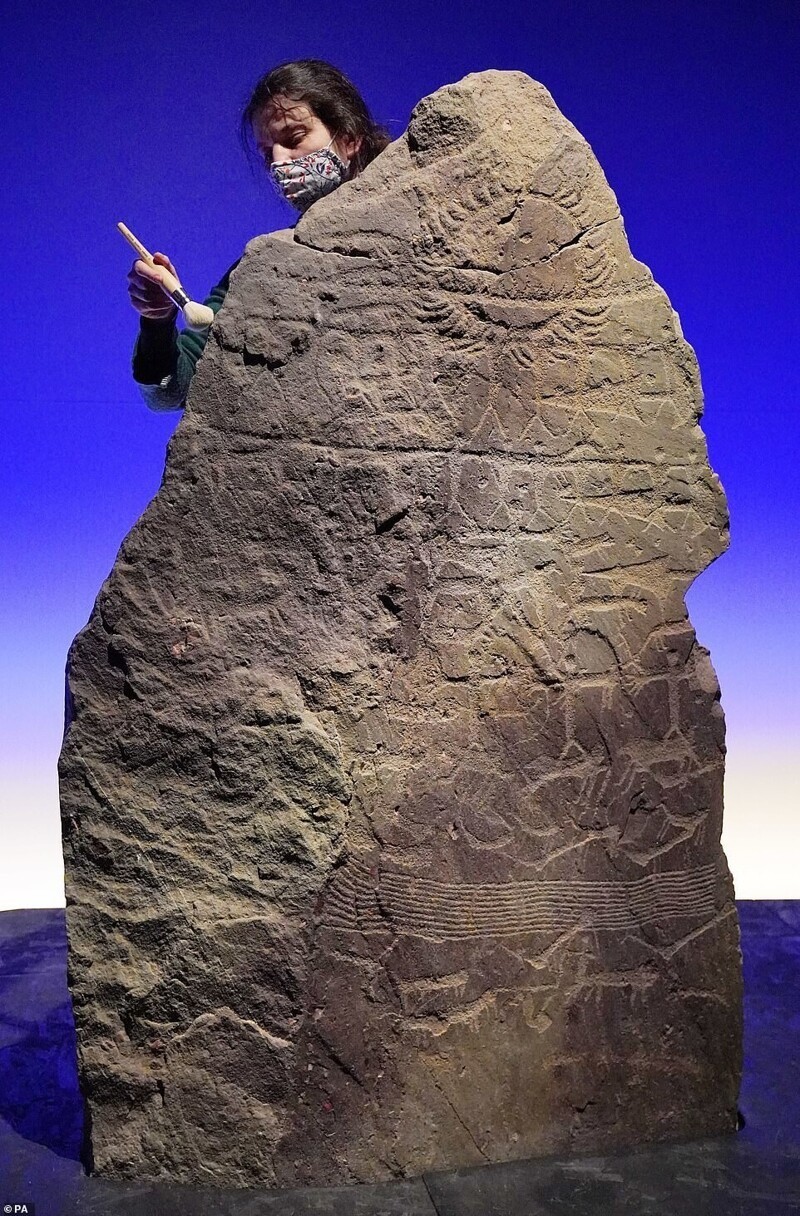 Камень с рисунками, датируется 2500 г. до н.э., найден в Капо-ди-Понте, Италия