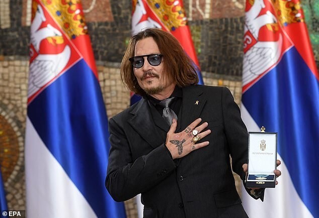 Джонни Деппу вручили "Орден за заслуги" в Сербии