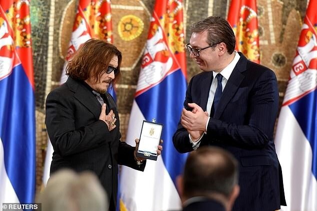 Джонни Деппу вручили "Орден за заслуги" в Сербии