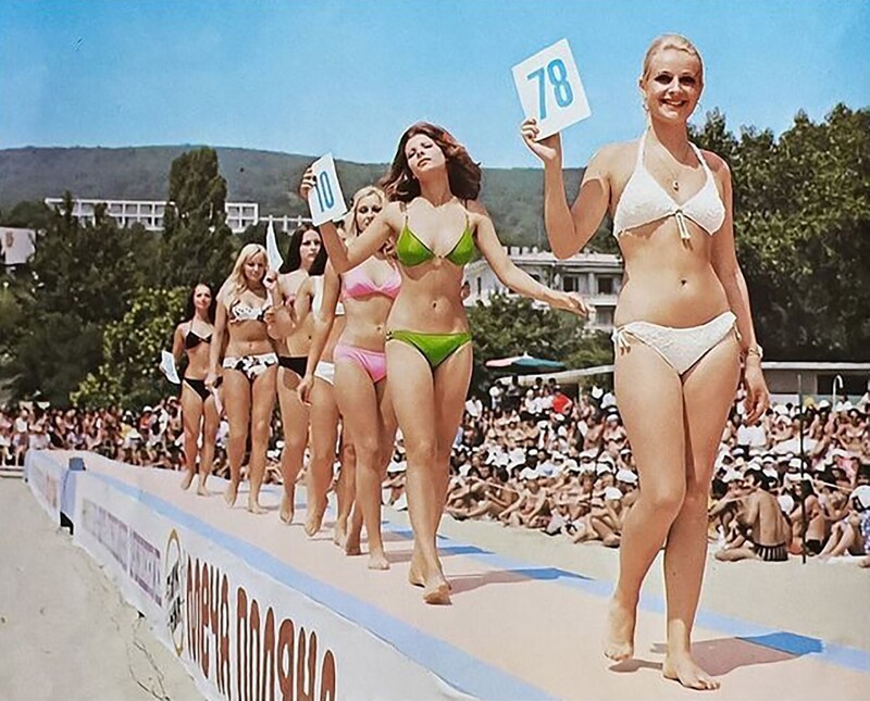 Девушки в бикини проходят по подиуму на конкурсе красоты. Золотые Пески, Народная Республика Болгария, 1974 год