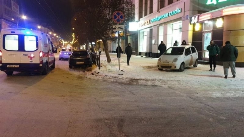 Авария дня. В Екатеринбурге Matiz вылетел на тротуар, сбил пешеходов и врезался в магазин