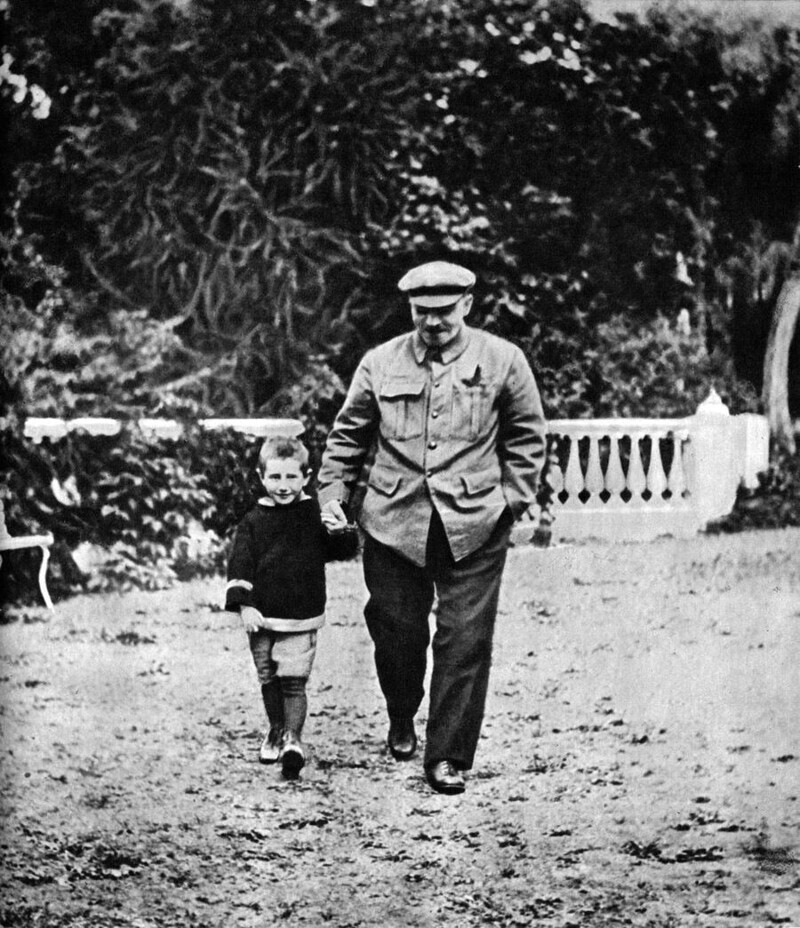 Владимир Ильич вместе со своим племянником Виктором в Горках. 1922 год