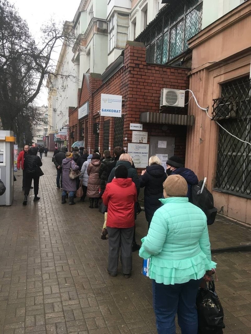 В ДНР и ЛНР объявлена эвакуация - люди массово покидают свои дома