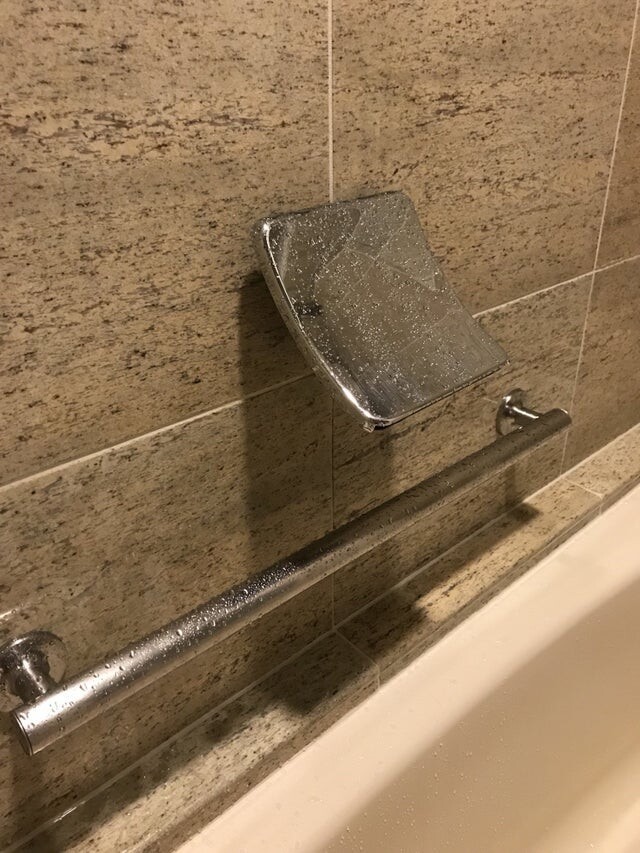 Что это за изогнутое металлическое приспособление над ручкой ванны в гостинице?