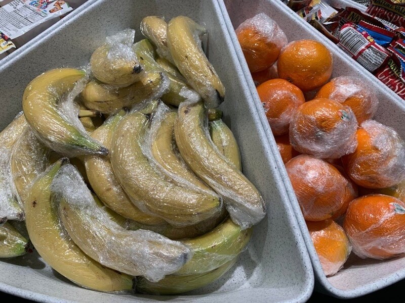 Действительно, бананам и апельсинам природной защиты мало, добавим пленку.