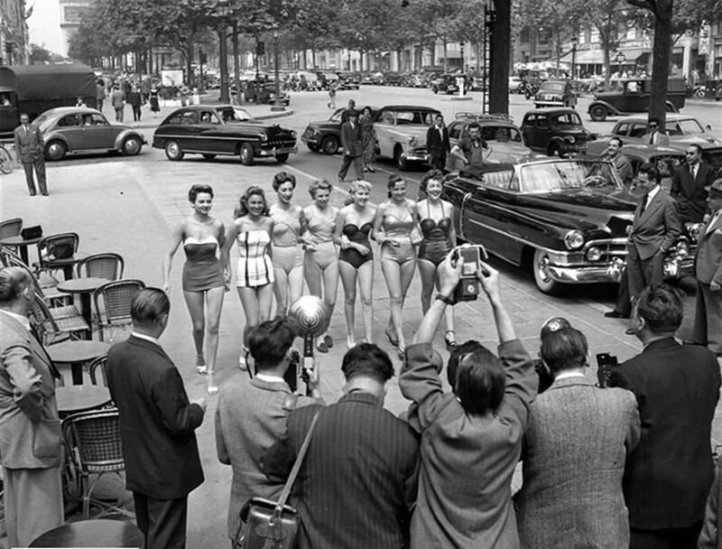 Хористки перед магазином Фуке, Париж, Елисейские поля, 26 июня 1952 года