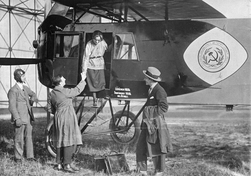 Моноплан Fokker F.III компании Дерулюфт авиалинии Москва-Кёнигсберг на лётном поле аэродрома Девау. Фото ок. 1925 года