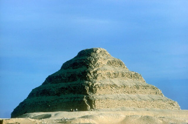 2. Ступенчатая пирамида Джосера