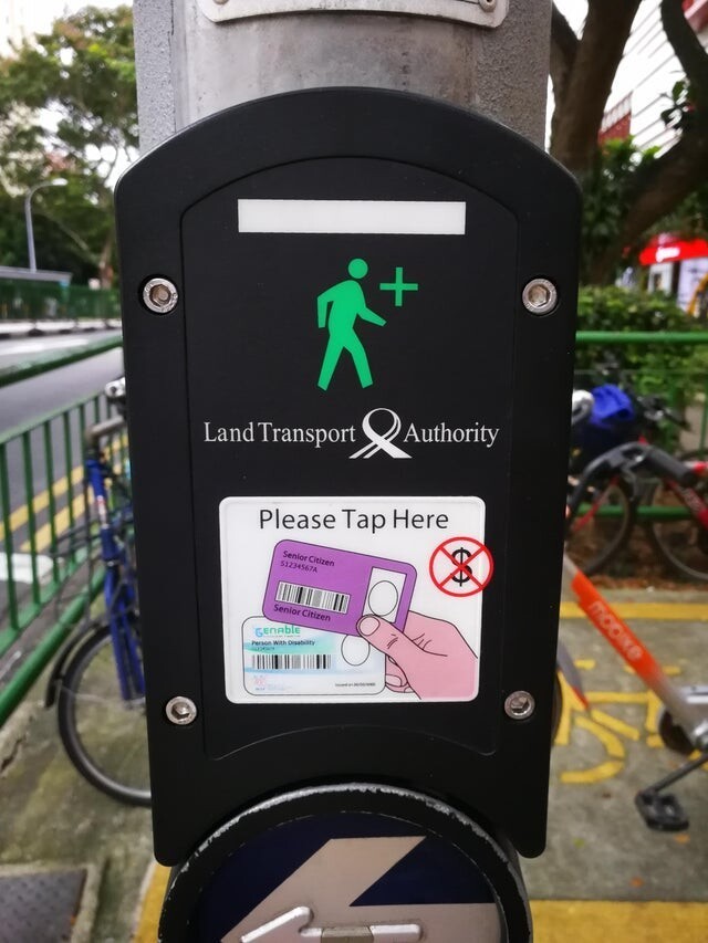 В Сингапуре пожилые пешеходы могут приложить своё удостоверение личности, и время работы светофора увеличится
