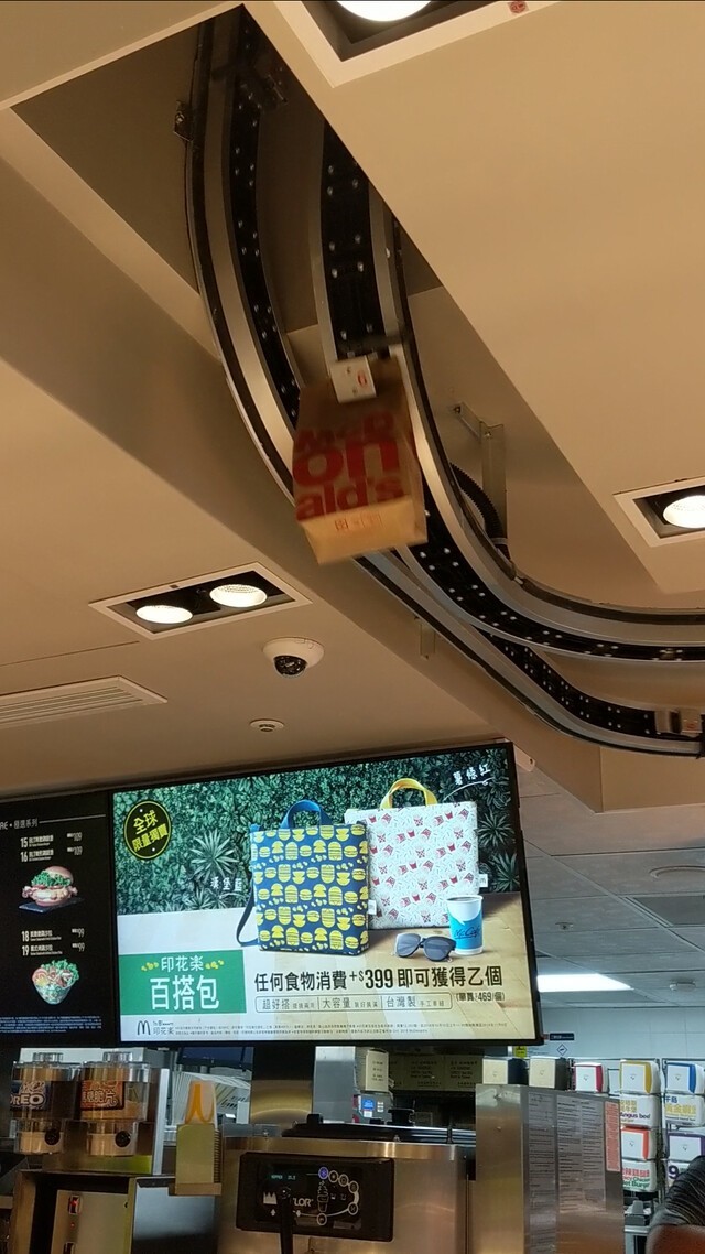 В этом McDonald's есть второй этаж, и сотрудники используют конвейерные ленты для доставки заказов