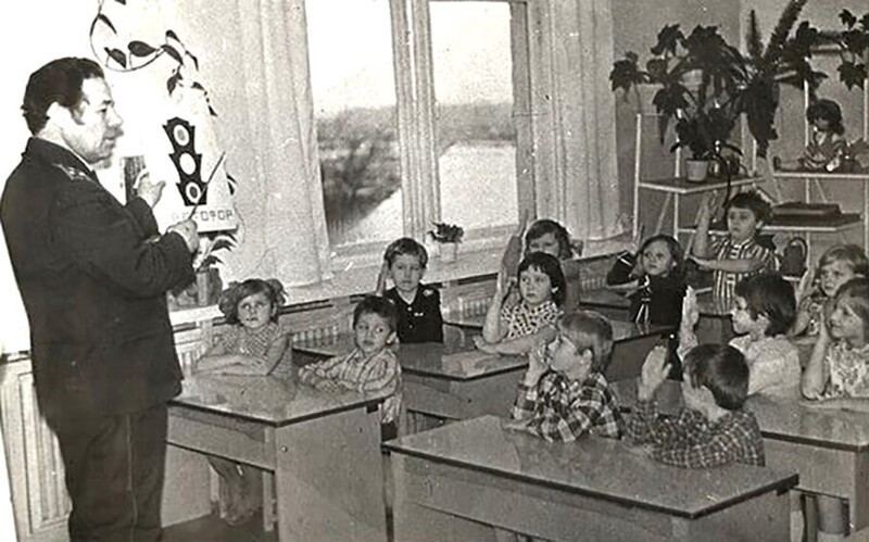Инспектор ГАИ беседует с детьми, Могилев, 1970-ые