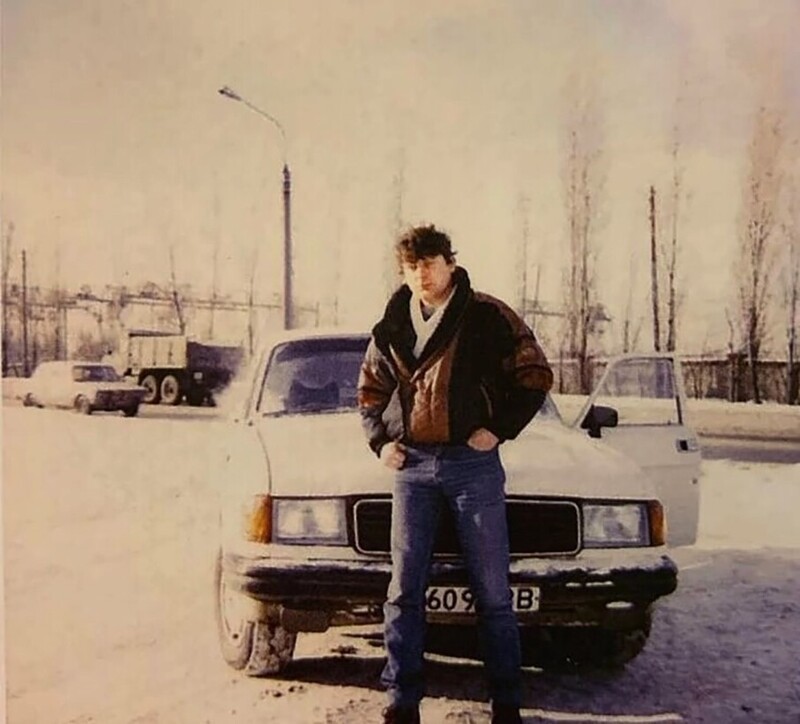 Юрий Хой (Клинских) со своим автомобилем ГАЗ-31029 «Волга»; Воронеж, 1995 год