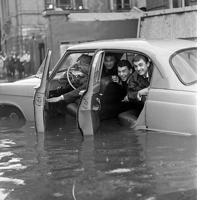 8 июня 1966 года на Москву обрушился сильнейший дождь. Автомобиль Волга ГАЗ-21 на одной из затопленных улиц. Лев Поликашин
