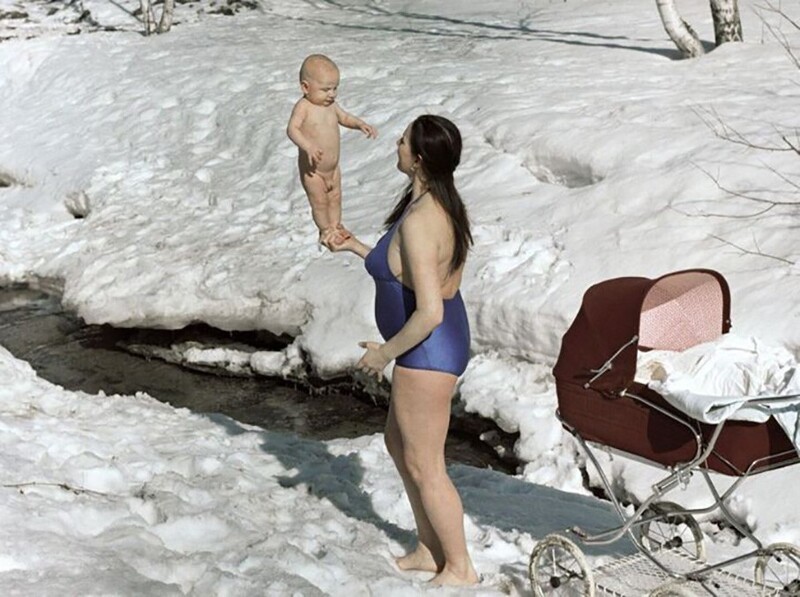 Москвичка Татьяна Дубинина закаляет своего сына, Лосиный остров, СССР, 1987