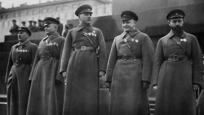 Советские военачальники Ян Гамарник, Михаил Тухачевский, Климент Ворошилов, Александр Егоров и Генрих Ягода (справа налево) у Мавзолея В.И. Ленина, 1935 год.