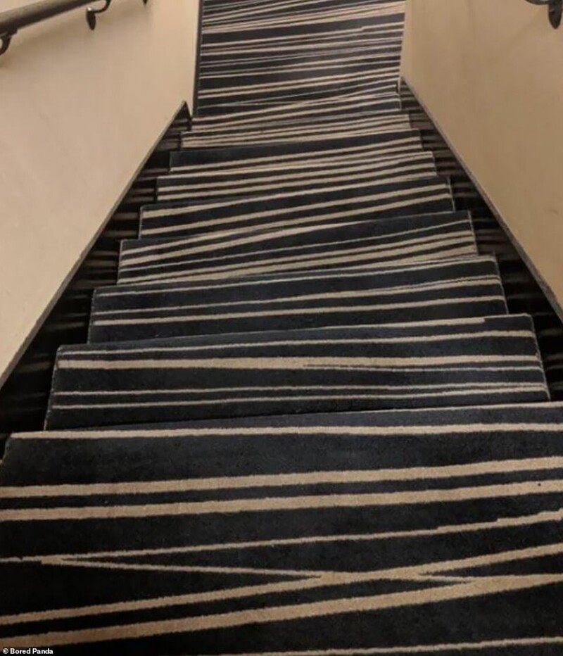 6. Лестница отеля с крайне неудачным ковровым покрытием