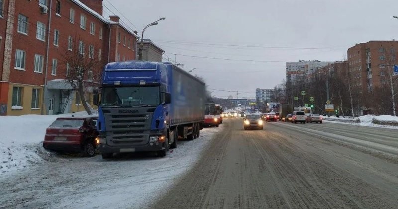 Слона-то она и не приметила: начинающая автомобилистка устроила ДТП в Ижевске