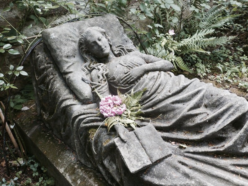 Цветы на могиле Кэролайн Вальтер
