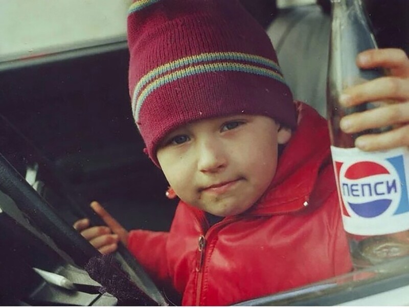 Когда твое детское фото выглядит как реклама Pepsi. Только вот бутылка пустая