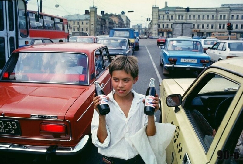 Парень продаёт Пепси на одном из светофоров Москвы. Россия, 1992 год