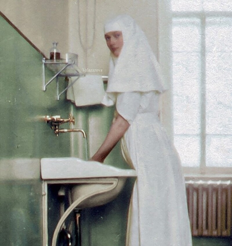 Великая княжна Татьяна Николаевна работая медсестрой в госпитале в Царском Селе. 1916 год