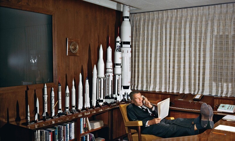 Вернер фон Браун в своем кабинете, 1964 год