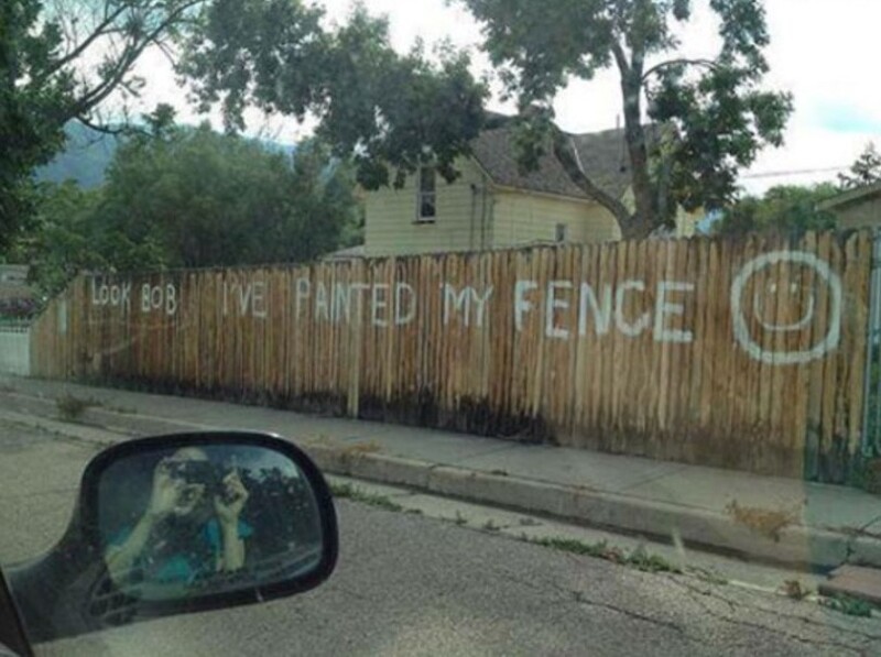 Когда на тебя давят соседи, что нужно покрасить забор