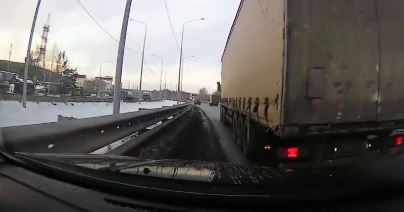 В Екатеринбурге дальнобойщик прижал легковушку к отбойнику и скрылся с места ДТП