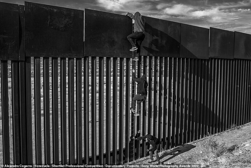 Просители убежища из мексиканского города Хуарес пытаются попасть в США. Фотограф Alejandro Cegarra