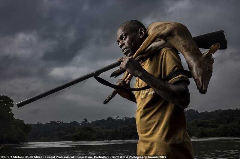 Охотник в деревне Габона, Южная Африка. Фотограф Brent Stirton